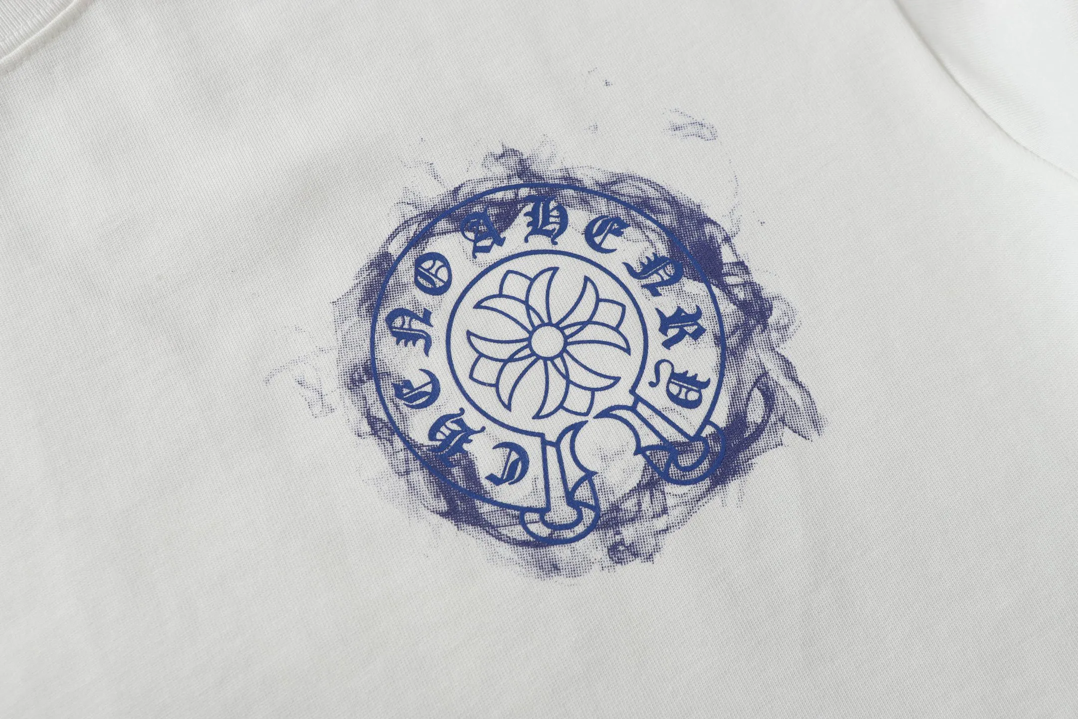 🅿️170 CH/Cro Heart 25ss front and back logo printed logo round neck short sleeves. Fabric: Made of 280g double yarn smooth fabric, high temperature pre-shrunk. The weight is up to 300g. It is equipped with 1x1 thread in the same cylinder. It is not easy to deform after repeated washing. Workmanship: positioning and cutting, oversize loose version, imported glue dot printing. Accessories: original supporting accessories. Color: black white Size: XS-L
